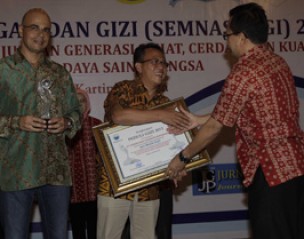 <strong>Ketua Pergizi Pangan Prof Dr Hardinsyah menyerahkan penghargaan kepada Head of Corporate Affairs Sar</strong>